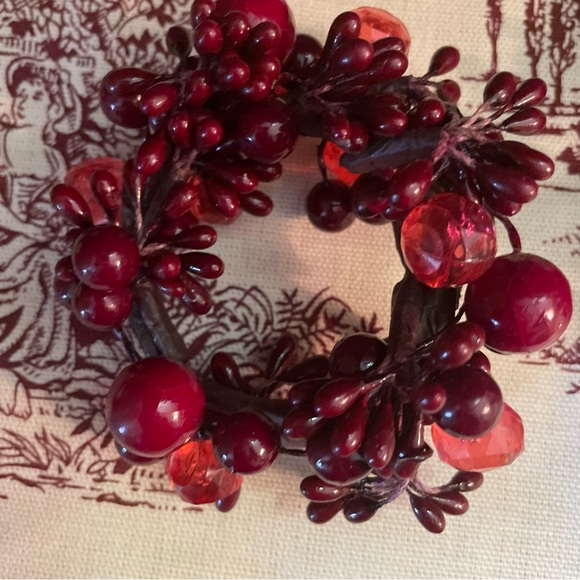 Tabletop SET of 8 Napkin Rings in Deep Red with sparkle, elegant - Picture 6 of 7